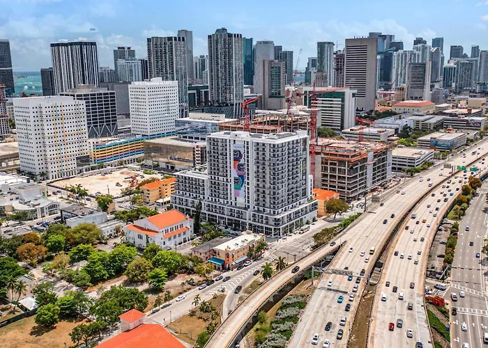 Beautiful Unit With Amazing View & Free Parking