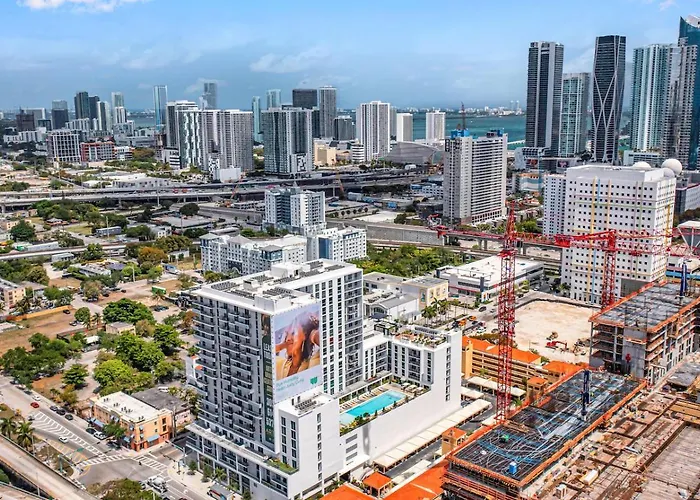 Beautiful Unit With Amazing View & Free Parking