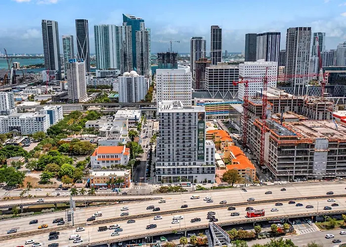 Beautiful Unit With Amazing View & Free Parking
